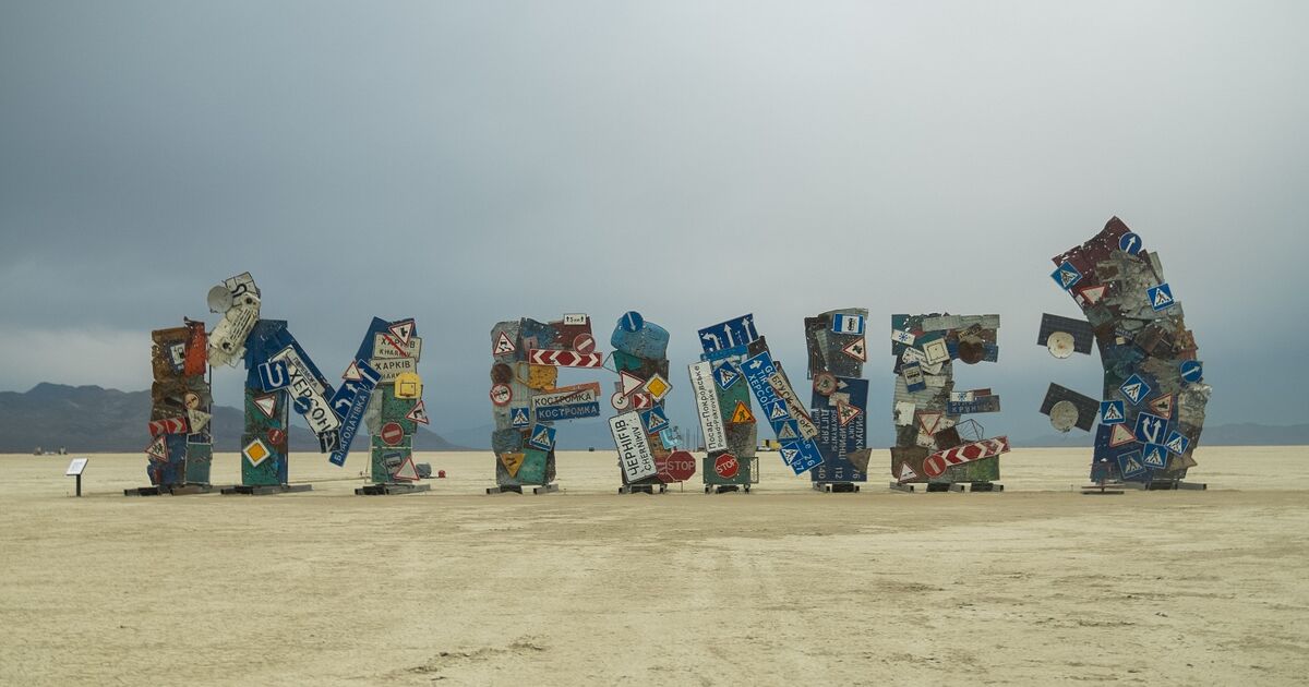 queen_tartan's tweet card. Ukrainian artist Oleksiy Sai erects a massive sculpture titled I’m Fine (2024) at Burning Man, commenting on the war in Ukraine.