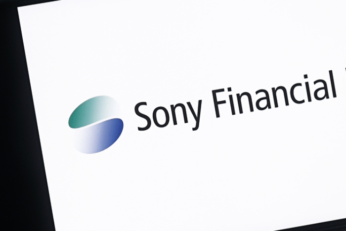 hpnujxBJMhgisaE's tweet card. 今回は、2025年9月29日に再上場したソニーフィナンシャルグループ＜8729＞について、その特殊な上場形態、現在の株価動向、そして今後の投資判断について詳しく解説します。上場直後から株価は下落傾向にありますが、既存のソニーグループの株主として株式を受け取った方も、新規購入を検討されている方も、この銘柄を持ち