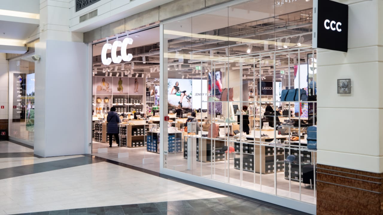 inwestycjepl's tweet card. CCC odnotowało 118,2 mln zł skonsolidowanego zysku netto przypisanego akcjonariuszom jednostki dominującej w III kw. r.obr. 2025 (sierpień-październik 2025 r) wobec 155,4 mln zł zysku rok wcześniej,...