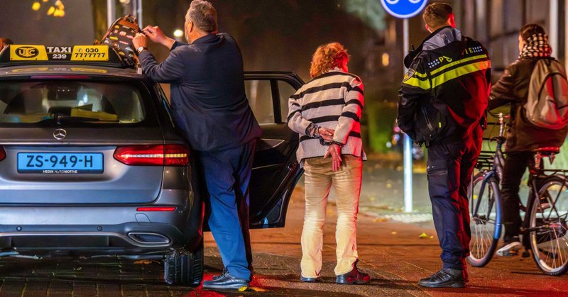 Verwarde vrouw door politie uit taxi gehaald
