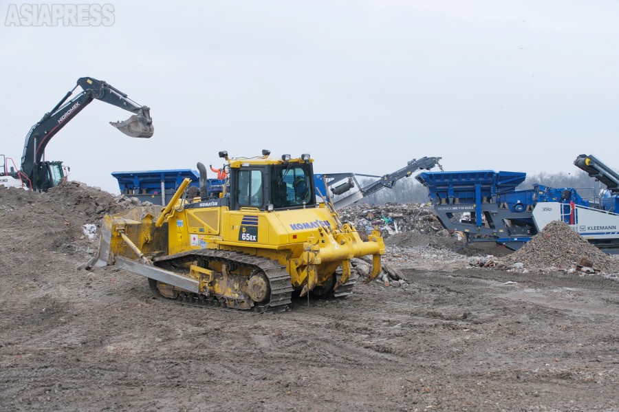 API_official's tweet card. 連日、ミサイルや自爆ドローンの攻撃にさらされるウクライナ各地の都市。破壊された建物の瓦礫は膨大な量にのぼる。それを破砕して、建材に再生させるプロジェクトがある。日本の支援で始まった取り組みをドニプロで取材した。ウクライナへの「日本の支援」の現場を追った連続シリーズ・全３回