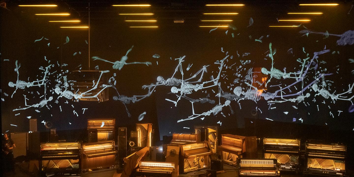 theatredevidy's tweet card. Dans son nouveau spectacle présenté dans le cadre du Festival d’automne, du 3 au 6 novembre, Philippe Quesne met en scène non pas des acteurs mais des objets mécaniques.