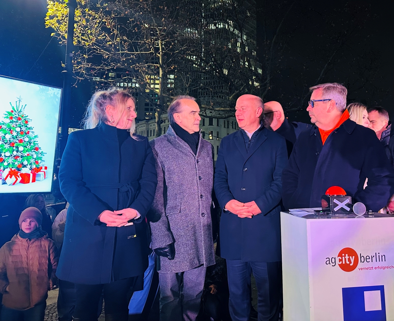 ISACASINOS's tweet card. Der Ku’damm leuchtet: Dank engagierter Partner wie der Spielbank Berlin erstrahlt eines von Europas längsten Lichtermeeren.