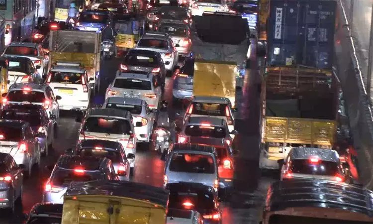 dinathanthi's tweet card. பெருங்களத்தூரில் வாகனங்கள் பழுதாகி நின்றதால் காரணமாக கடும் போக்குவரத்து நெரிசல் ஏற்பட்டது.