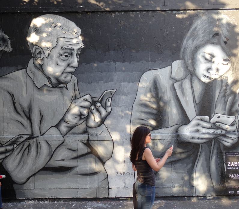 UXLabLiege's tweet card. Les réseaux sociaux volent notre temps et notre attention. Ils ont même été conçus pour ça. Mais la résistance s'organise.  