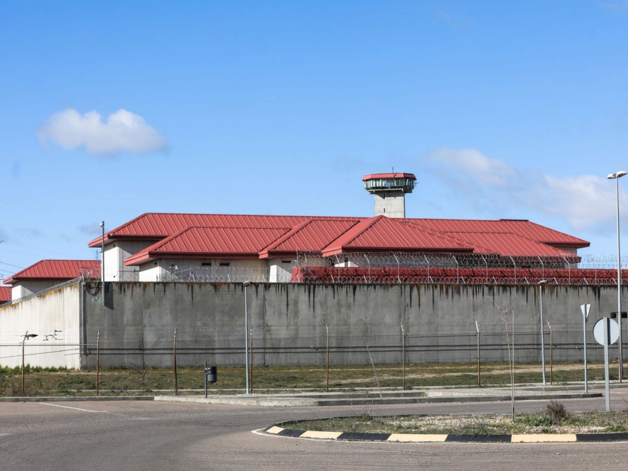 Madridiario's tweet card. CSIF denuncia un ataque violento en la prisión de Valdemoro, donde un interno apuñaló a su compañero. Exigen mejores condiciones y seguridad para los funcionarios penitenciarios.