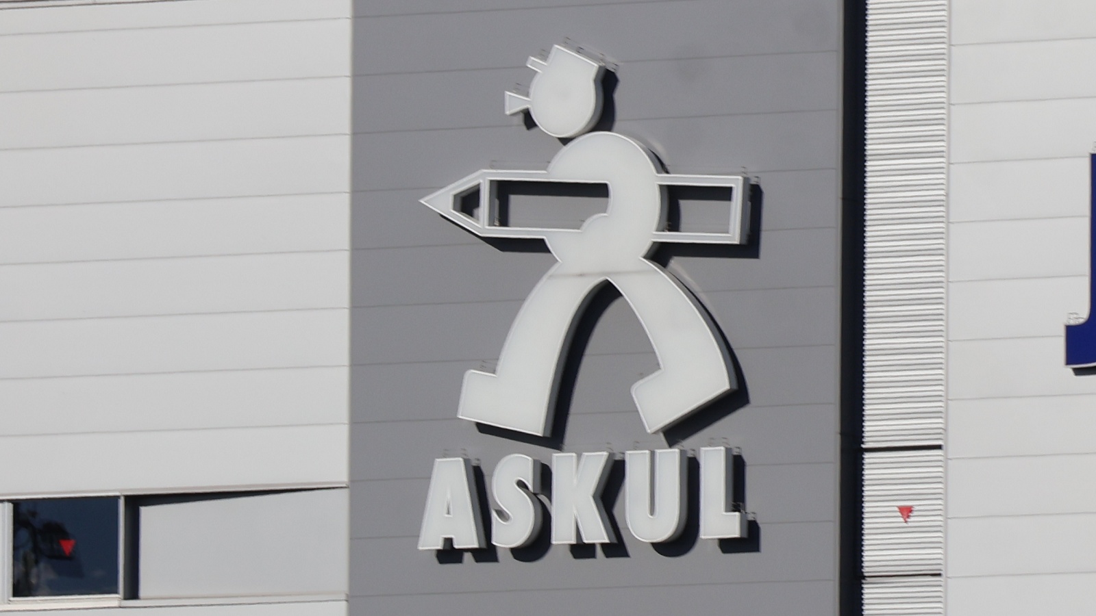 labunix's tweet card. 　アスクルは2025年11月14日、グループ会社のASKUL LOGISTが提供する物流支援サービス「3PL（サードパーティ・ロジスティクス）」を利用する取引先企業の顧客情報が外部に流出した可能性があると公表した。同年10月19日に発生したランサムウエア攻撃による一連のシステム障害に関する調査結果の1つとして明かした。