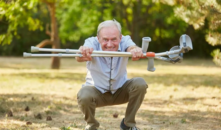 zanimame_slo's tweet card. Upravičeno se lahko vprašamo ali si naša država sploh želi samostojnih, samozavestnih, sposobnih državljanov, ki sami načrtujejo svoje življenje in tudi starost.