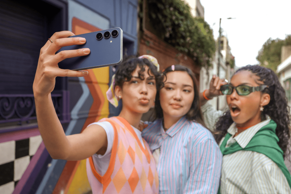 GeekZillaTech's tweet card. Samsung acaba de soltar una bomba tecnológica en México con el lanzamiento oficial de sus nuevos dispositivos Galaxy. Desde smartphones hasta tabletas y