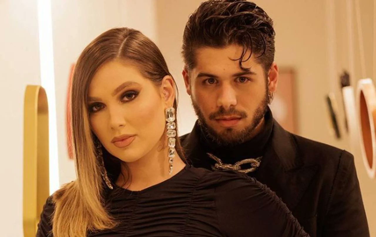 areavip's tweet card. Papais famosos postam primeira foto da família reunida após nascimento de caçula.