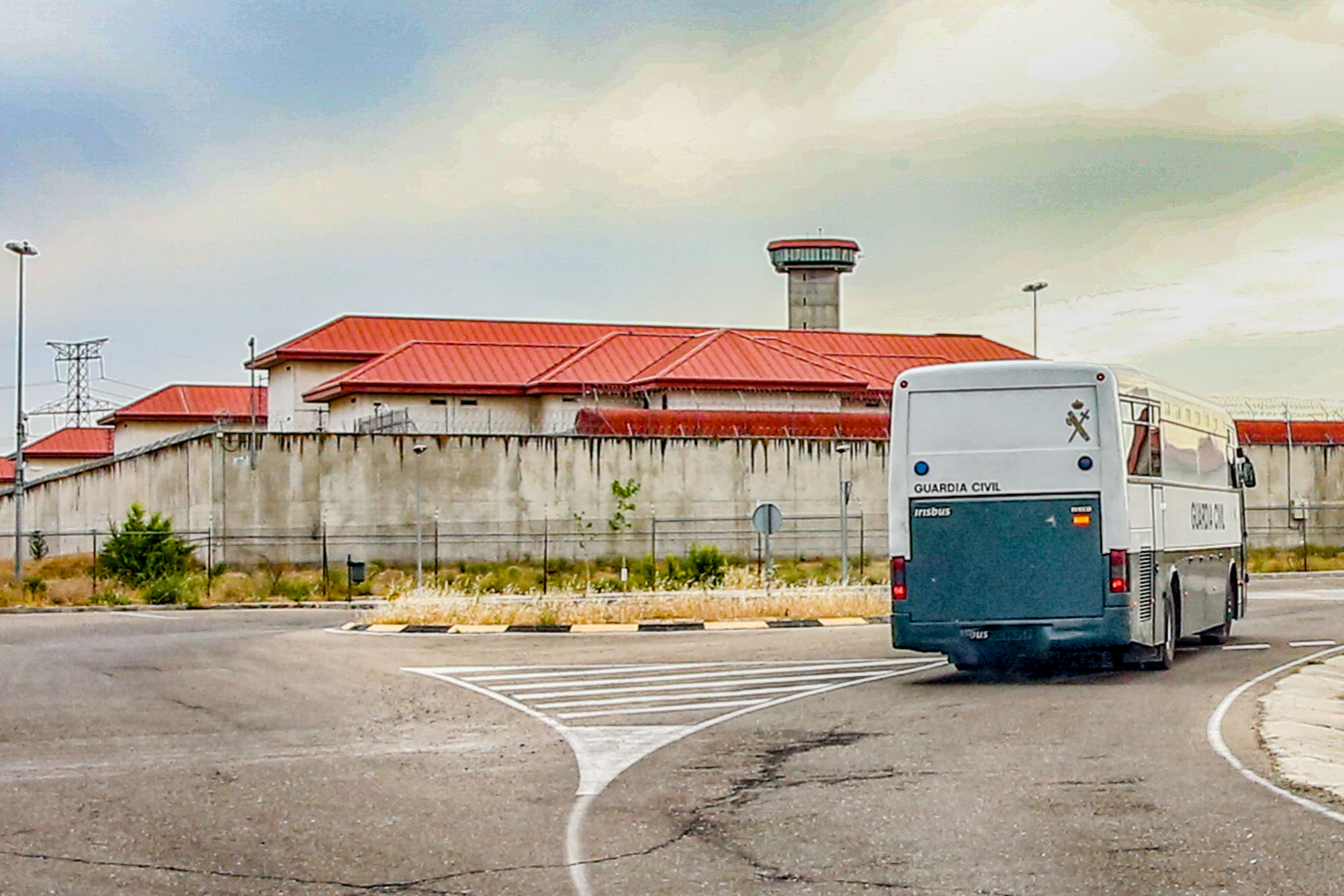 Noticias_para's tweet card. El sindicato CSIF denuncia problemas de masificación en el centro penitenciario de Valdemoro