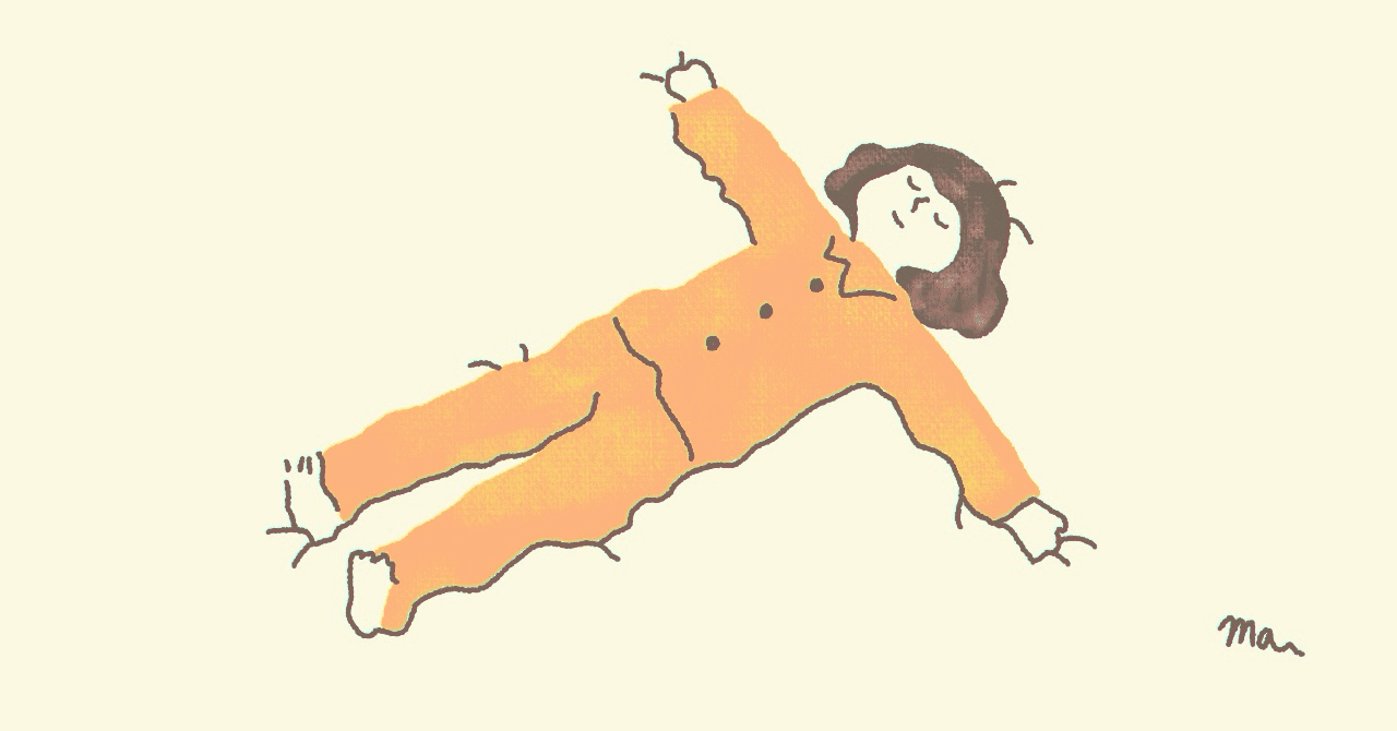 sou_hino's tweet card. 高機能パジャマ、リカバリーウェアが色々出回っている昨今。最近新たに流行り出したのが幻覚パジャマだ。 なんと着るだけで屋外だろうと硬い床の上だろうと超高級ベッドが目の前に現れ、ふかふかの寝床のように快眠できるという優れもの。 家具屋と寝具店からは大ブーイングが起こったが、家にベッドを置かなくてもいい、収納を圧迫する寝具も不要とあって商品は爆発的に売れた。 そして、新しい商品が出るとその廉価版、...