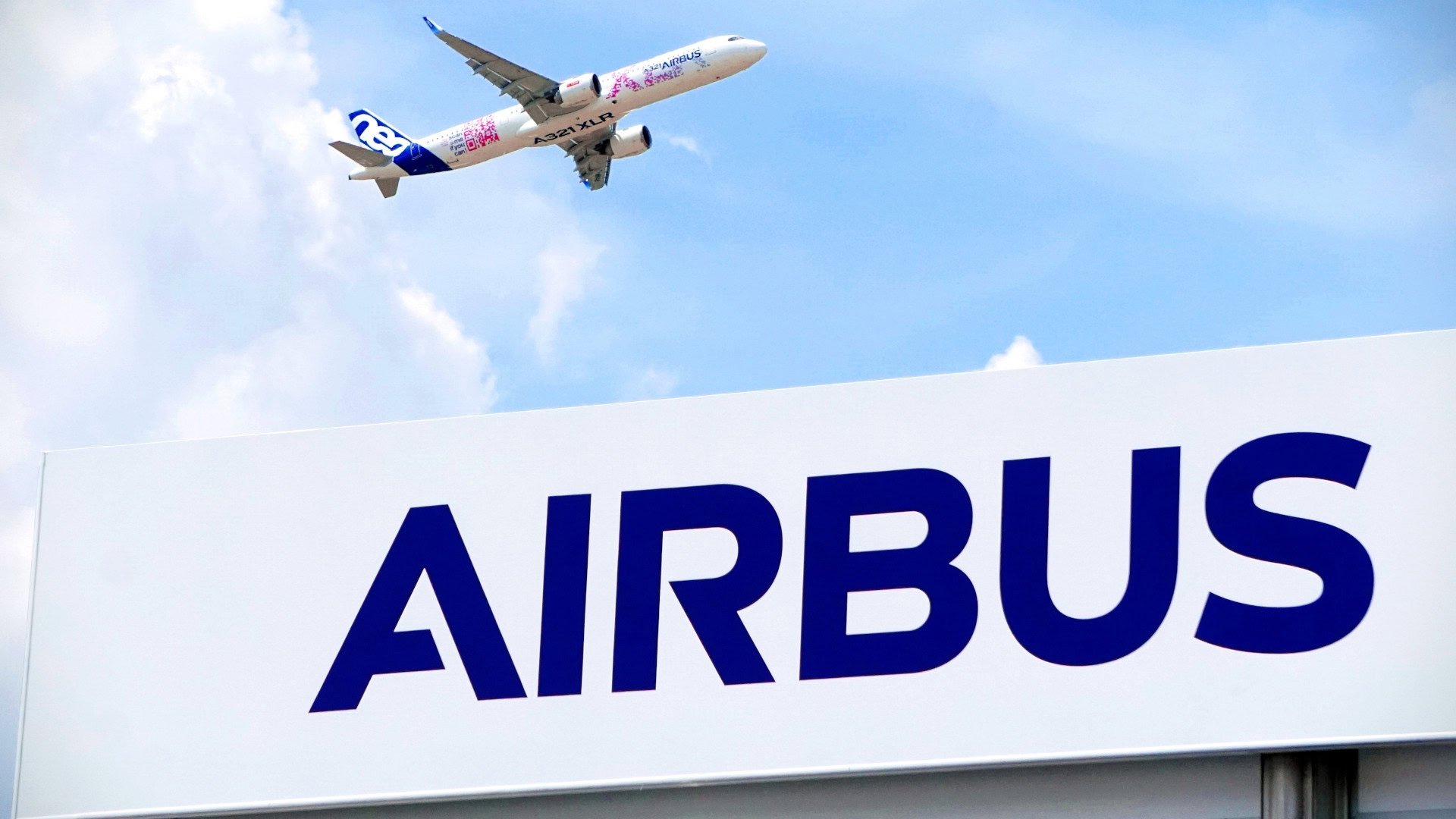 itmanagement_de's tweet card. Der Umstieg von Microsoft Office auf Google Workspace erweist sich bei Airbus als deutlich komplizierter als erwartet.