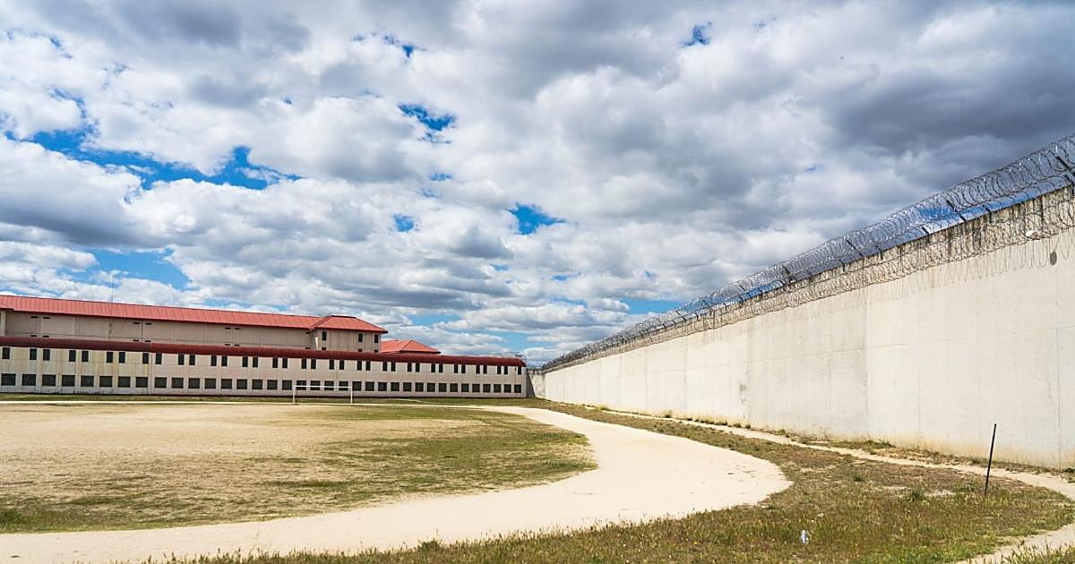 carloshidalgo_'s tweet card. El sujeto, probablemente bajo los efectos de las drogas, apuñaló y golpeó al otro reo. Numerosos funcionarios tuvieron que evitar que lo matara