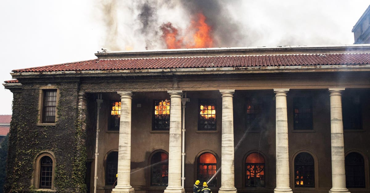 itz_zardo's tweet card. Maastopalo syttyi sunnuntaina kaupungin liepeillä sijaitsevassa Pöytävuoren kansallispuistossa. Tulipalo on vahingoittanut ihmisten koteja ja historiallisia rakennuksia.