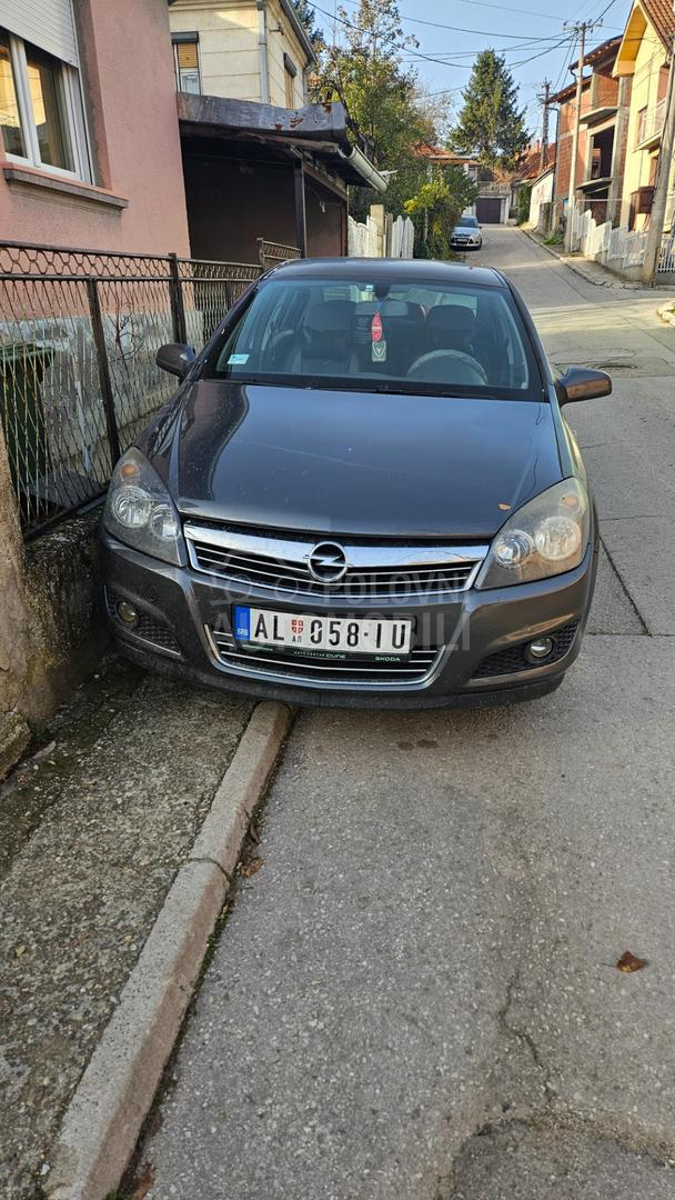 HawkeyeNPierce's tweet card. Opel Astra H 1.6, 2011. godište, Limuzina, Benzin 1598 cm3, vozilo prešlo 286744 km, Aleksinac. Putnička vozila - Polovni Automobili