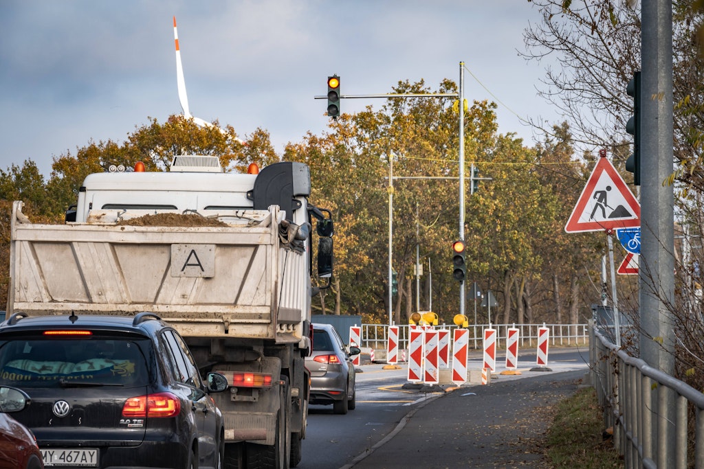 BERLINER_KURIER's tweet card. Viele Pendler müssen jetzt ganz stark sein: Eine viel befahrene Autobahnbrücke in Berlin muss neu gebaut werden.