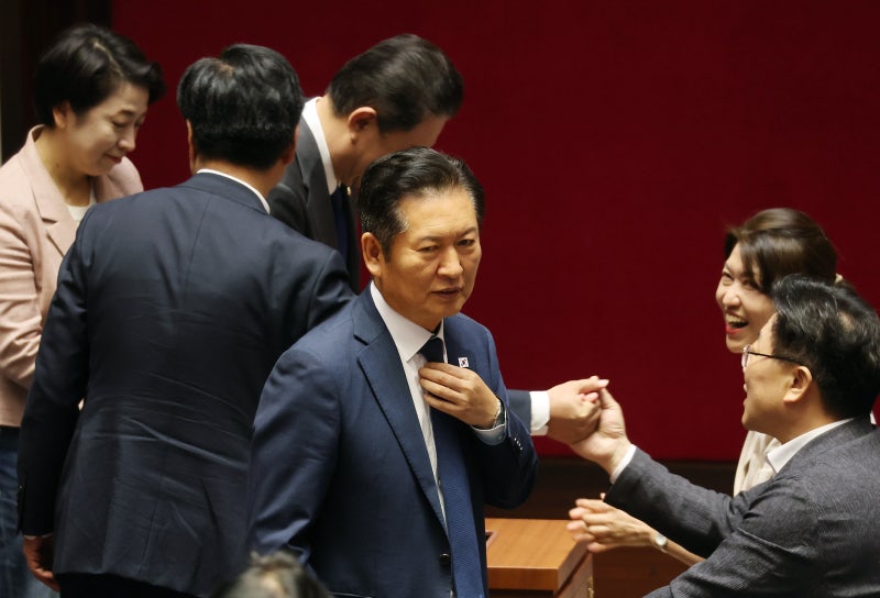 masterofjgp's tweet card. 정부조직법 통과… 중수청·공소청 분리 국회는 26일 본회의를 열고 더불어민주당 주도로 검찰청 폐지와 중대범죄수사청 설치 등의 내용을 담은 정부조직법을 통과시켰다. 민주당은 이날 오후 6시 57분 국회 본회의에서 필리