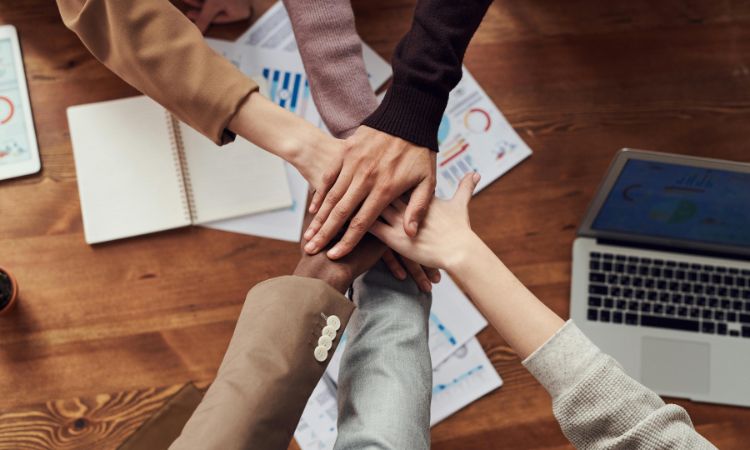 OrgComp16807's tweet card. Conoce cuál es la diferencia entre grupo y equipo y como puedes fomentar la cohesión de equipo con la técnica de las 5 C. ¡Infórmate!