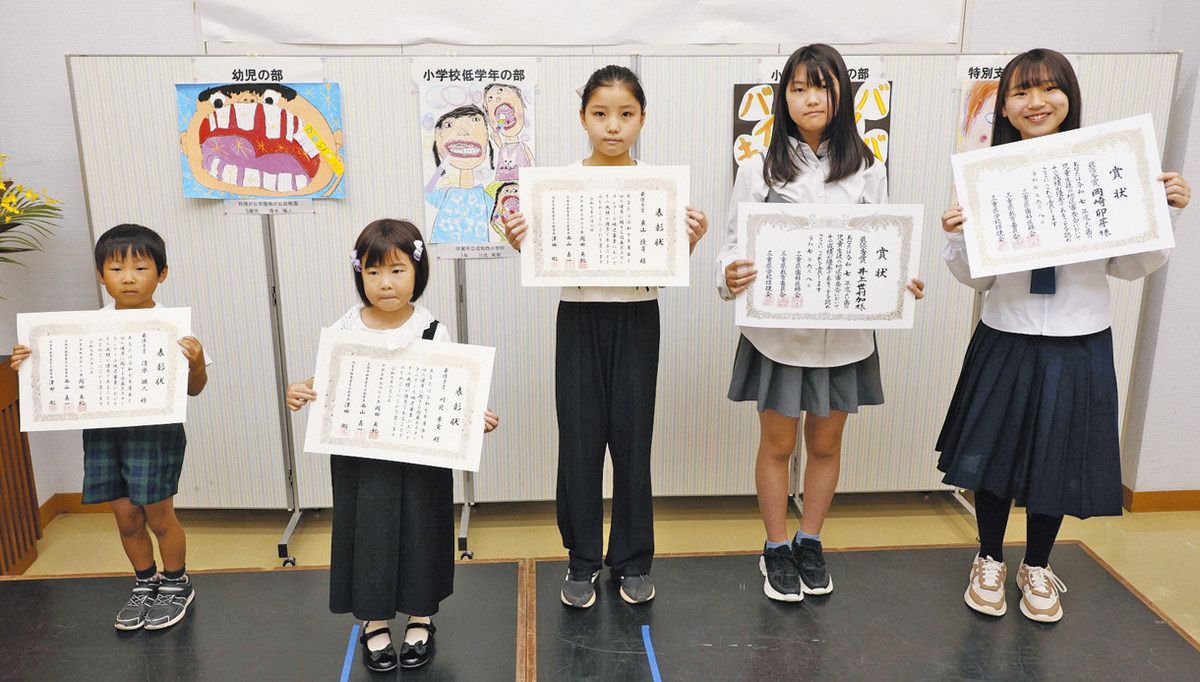 chunichi_iga's tweet card. 伊賀歯科医師会や伊賀、名張両市などは8日、歯と口の健康週間（4～10日）に合わせた「よい歯のコンクール」の表彰式を名張市役所で開いた。...