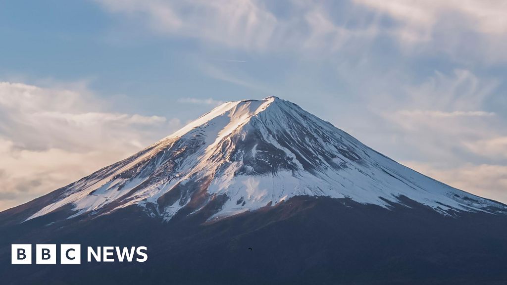 masazumi_koga's tweet card. He returned to Mount Fuji four days after his initial rescue in the hopes of finding his phone.