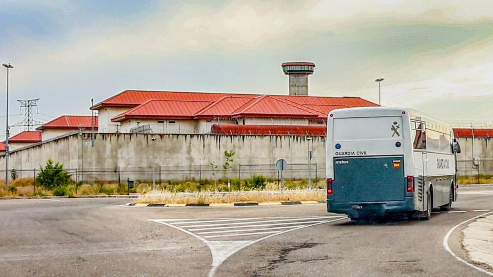 CSIF_UAMadrid's tweet card. La Central Sindical Independiente y de Funcionarios (CSIF) ha pedido más medios para poner fin a la masificación del módulo de presos conflictivos. Más información: La cárcel de Carabanchel, la...