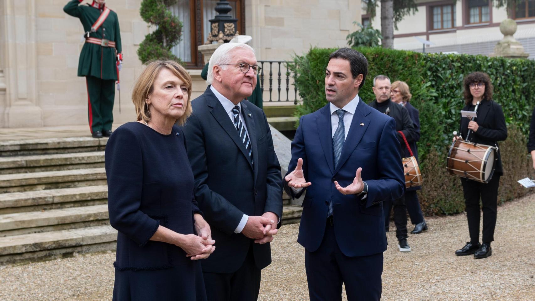 elespanolcom's tweet card. Aitor Esteban insiste en reclamar la petición de perdón a las autoridades españolas y eleva el tono contra "la mopnarquía puesta por Franco" Más información: Bildu planta a Felipe VI y no estará en...