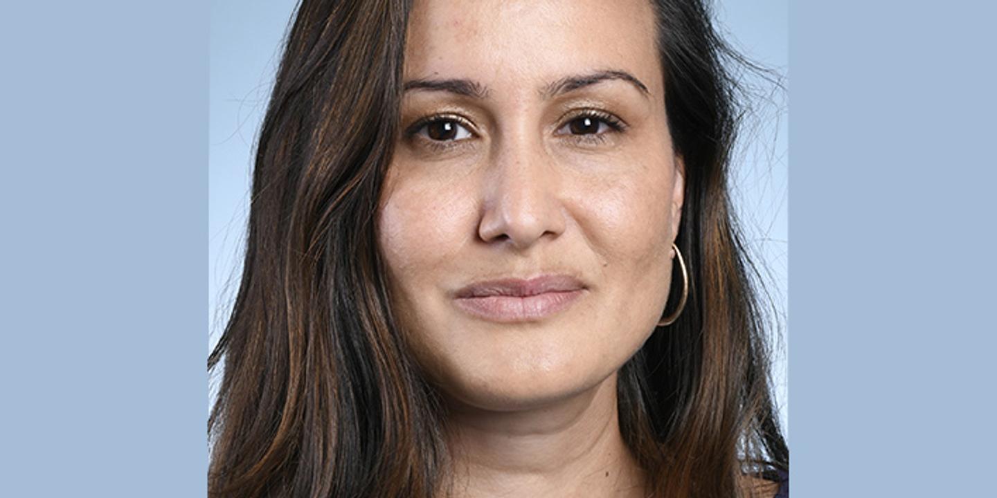 lemonde_pol's tweet card. NOUVEAUX DÉPUTÉS. A 35 ans, cette avocate, fille d’un instituteur et d’une femme de ménage, a renversé, pour la Nupes, le candidat Les Républicains, soutenu par le puissant maire de Saint-Pierre.