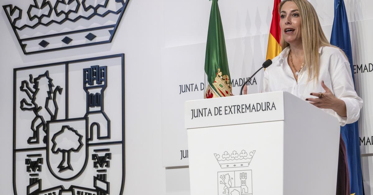 _infoLibre's tweet card. El PSOE lograría entre 19 y 22 escaños, Vox, entre 10 y 12 escaños, y Unidas por Extremadura subiría hasta los seis o siete