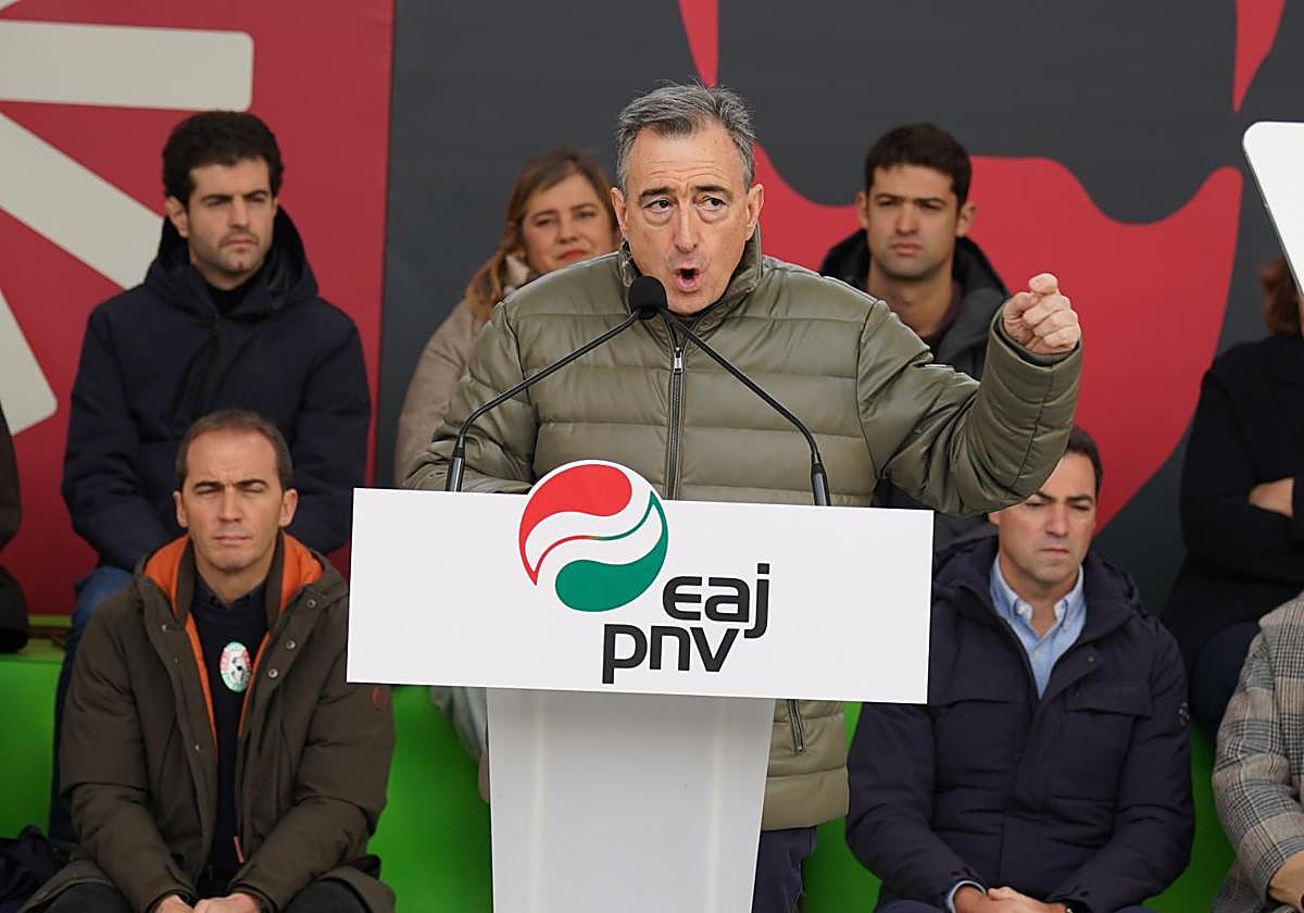 elcorreo_com's tweet card. Esteban critica que el Rey acuda a la villa foral como «mero acompañante» y no «aporte nada» más de cuatro décadas después de la visita de Juan Carlos I en 1981