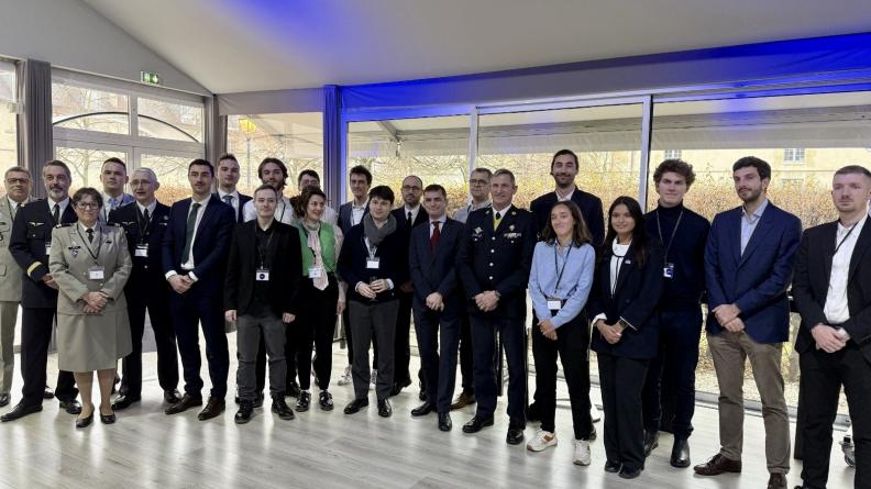 ComNumDef's tweet card. Une ambition forte : mettre à disposition de l’ensemble du personnel du ministère et dans un temps relativement court, un agent conversationnel pour les appuyer dans leurs missions quotidienne.