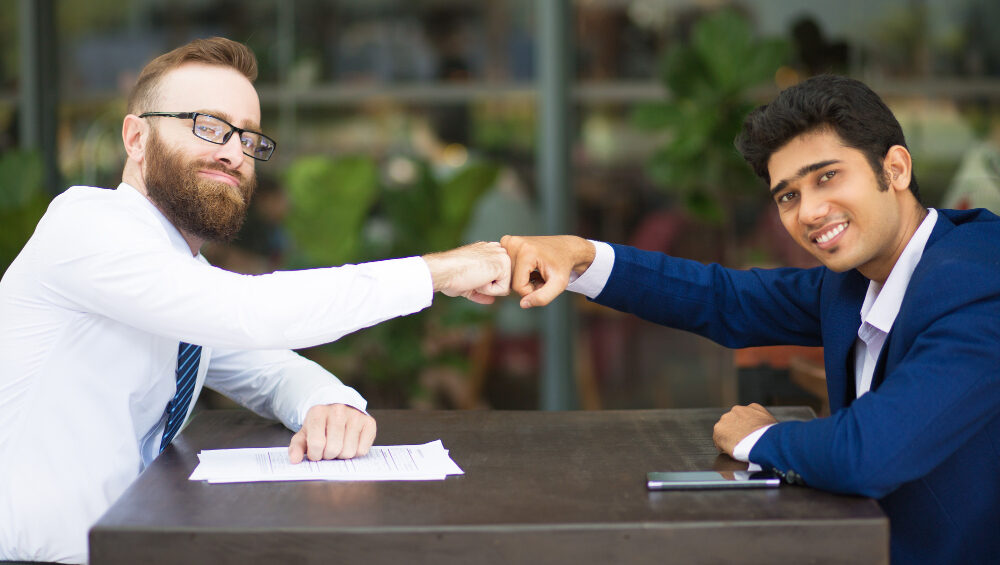 Dynamiquemag's tweet card. Le business parrainage n’est plus seulement un échange de bons plans entre amis. Il s’agit d’un véritable business où chaque recommandation se mesure en influence et en argent.