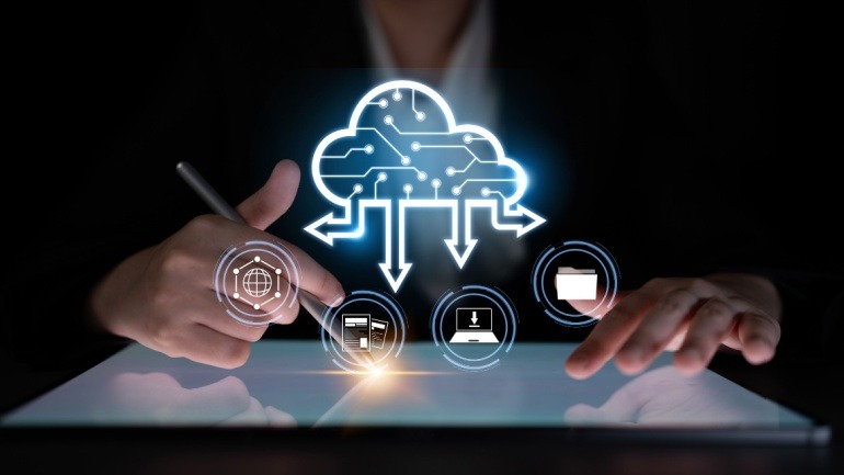 _VoipReview's tweet card. Mitel’s hybrid strategy helps businesses integrate AI and cloud solutions while preserving existing systems.