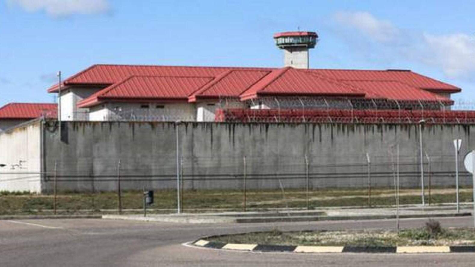 eldiariodmadrid's tweet card. CSIF denuncia una brutal agresión entre internos en la prisión de Valdemoro y critica la falta de médico, la masificación y el aumento de la violencia en módulos conflictivos