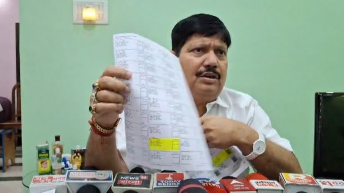 ETVBharatWB's tweet card. এক দশক আগে মৃত্যু হয়েছে ৷ কিন্তু এখনও ভোট দিচ্ছেন বলে নৈহাটির তৃণমূল বিধায়কের 'মৃত' বাবা ৷ এমনই অভিযোগ বিজেপি নেতা অর্জুন সিংয়ের ৷