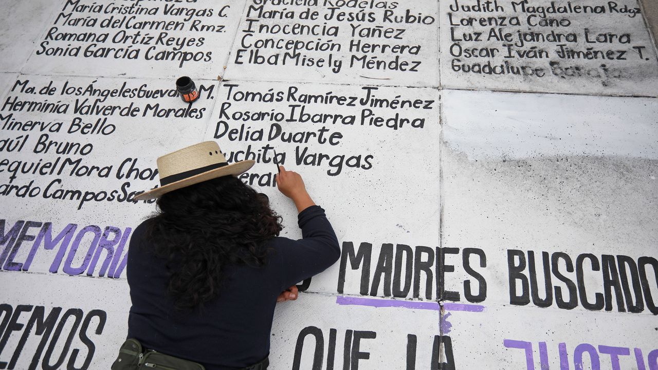 CodeandoMexico's tweet card. Ante la desesperación de familiares que desconocen cómo proceder cuando se dan cuenta de la desaparición de un ser querido, SocorroBot aparece como una herramienta tecnológica introducida por la...