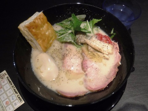 2siv1vLL7JxHe99's tweet card. トリュフ香るきのこポタージュSOBA＋味玉  <1200円＋クーポン>11月21日、【042 TOKYO RAMEN RALLY】4杯目としてこちらへ。スープは、きのこポタージュに豚骨ダシを合わせトリュフが香るもの、濃厚で美味いです。麺は、村上朝日製麺の太い平打ちストレート麺でモッチモチ、パ