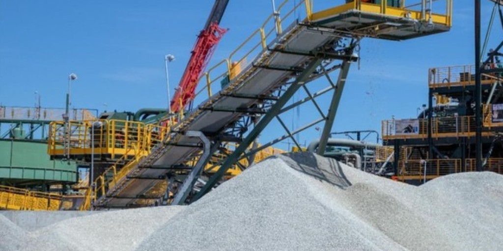 BrazilMineral's tweet card. O estudo reconheceu a Sigma Lithium como “referência global em lítio verde, com 100% de energia renovável, 90% de recirculação de água, sem uso de barragens de rejeitos, processamento a seco e...