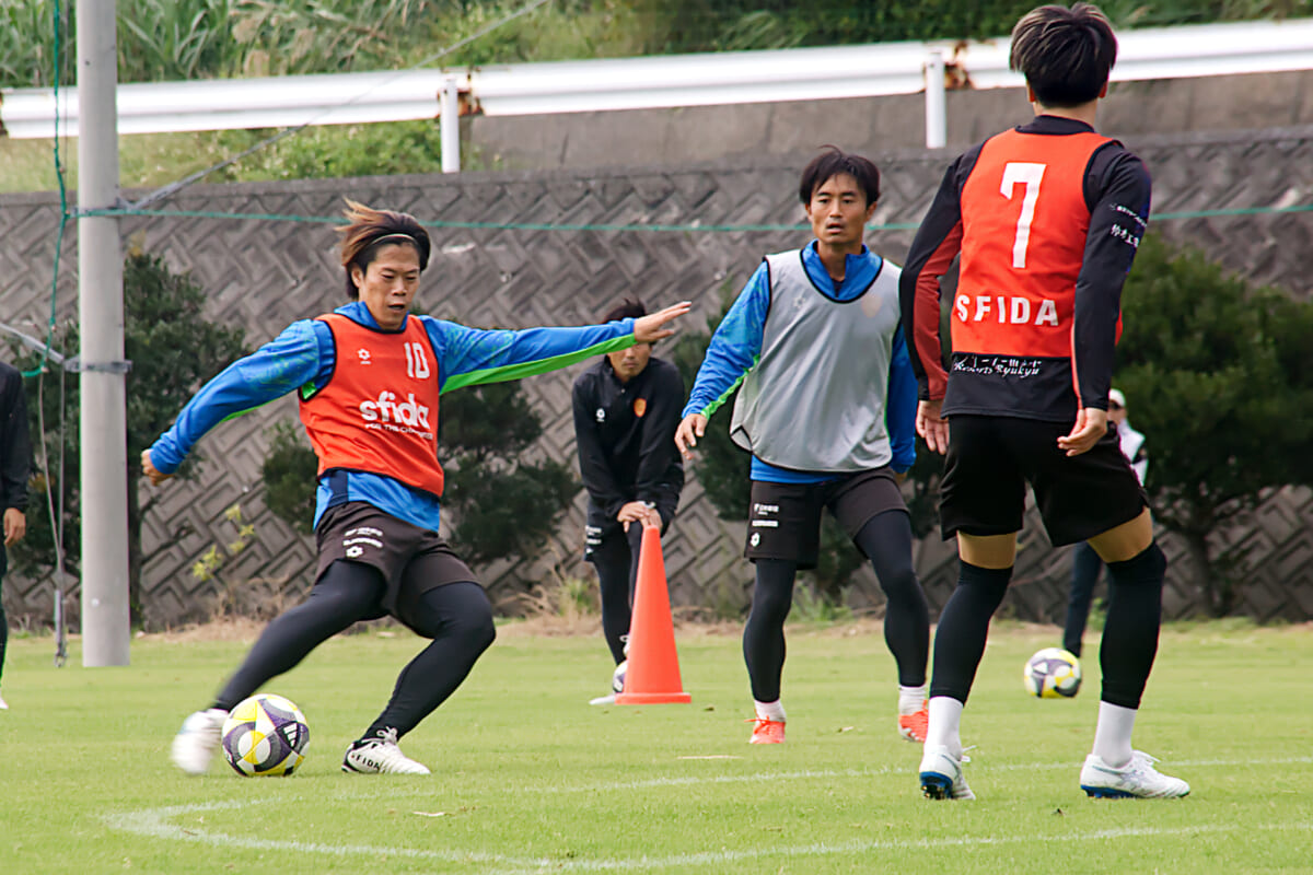 ryukyu_soccer's tweet card. 冬の気配が近づく沖縄の地で、富所悠はふと懐かしむような表情でひとりの選手の名を口にした。今週の明治安田J3リーグ最終節・ヴァンラーレ八戸戦にて、13年間の現役生活に別れを告げる「岩渕良太」。同い年で、同じ時代をサッカーと共に歩いてきた存在。そして何より、互いが認め合う盟友だ。