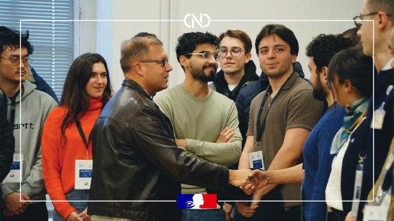 ComNumDef's tweet card. Le général Rolland Erwan, commissaire au numérique de défense, est venu féliciter les étudiantes et étudiants qui ont travaillé sans relâche, parfois toute la nuit, pour relever un défi majeur :...