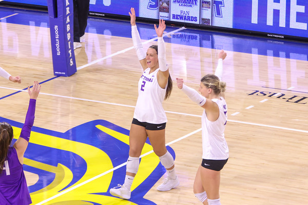 sampsonsnapshot's tweet card. St. Thomas Tommies against the Omaha Mavericks on November 23 at First Bank and Trust Arena for the Summit League Volleyball Championships in Brookings, South Dakota.