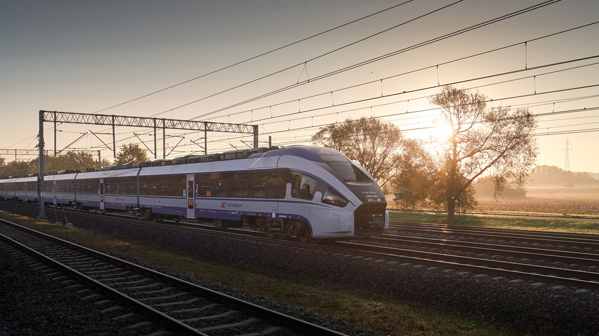 SpidersWebPL's tweet card. Renesans kolei trwa – tak dobrego października nie widziano od dawna.