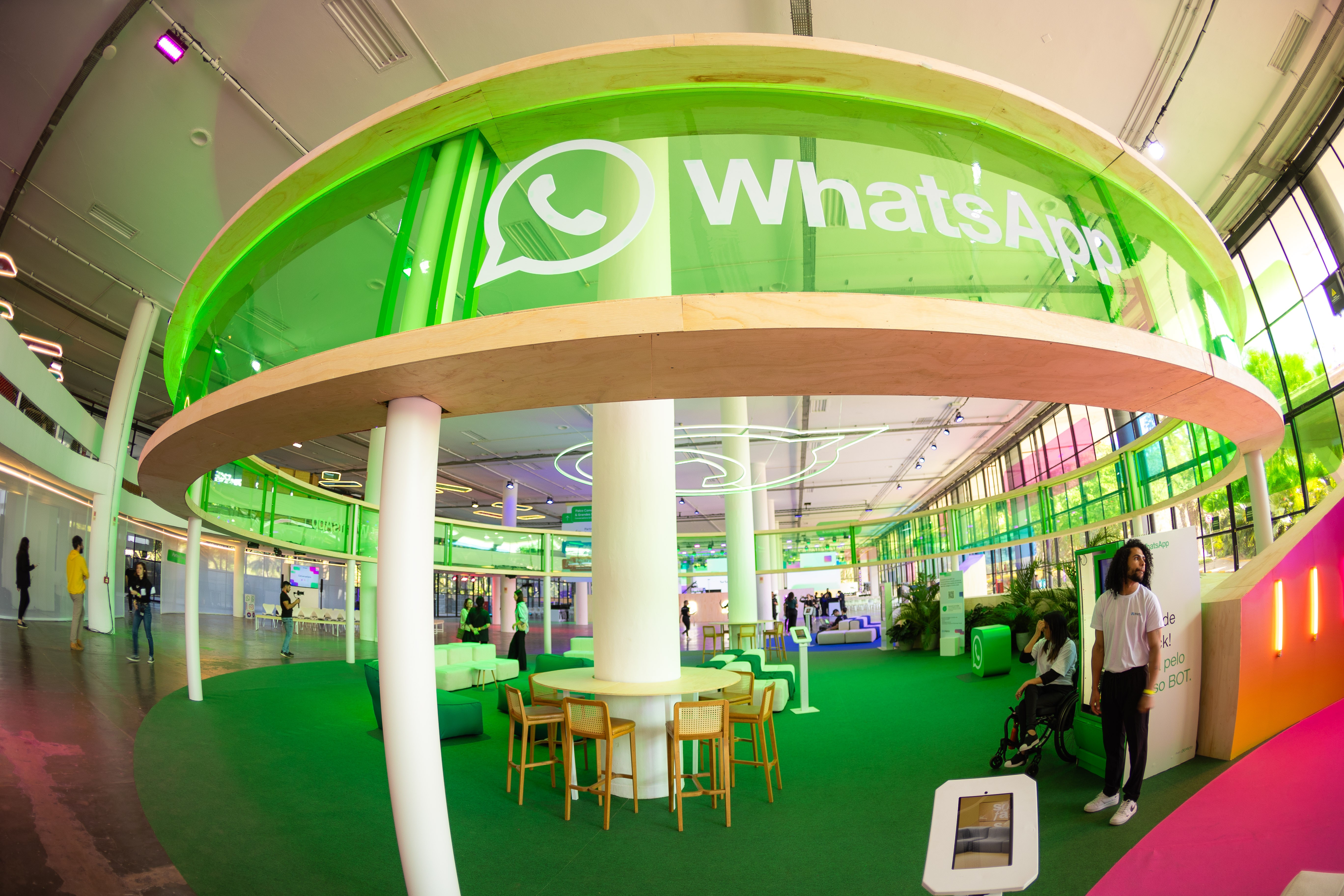 PipelineValor's tweet card. Startups, investidas da Prosus, pedem medida preventiva contra a dona do WhatsApp