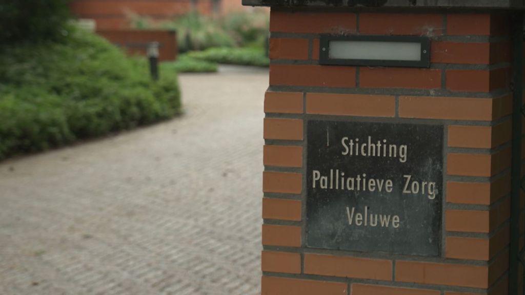 NOS's tweet card. De penningmeester ontdekte de diefstal toen hij de rekening bekeek. De dieven hebben voor meer dan 100.000 euro aan luxe spullen gekocht.