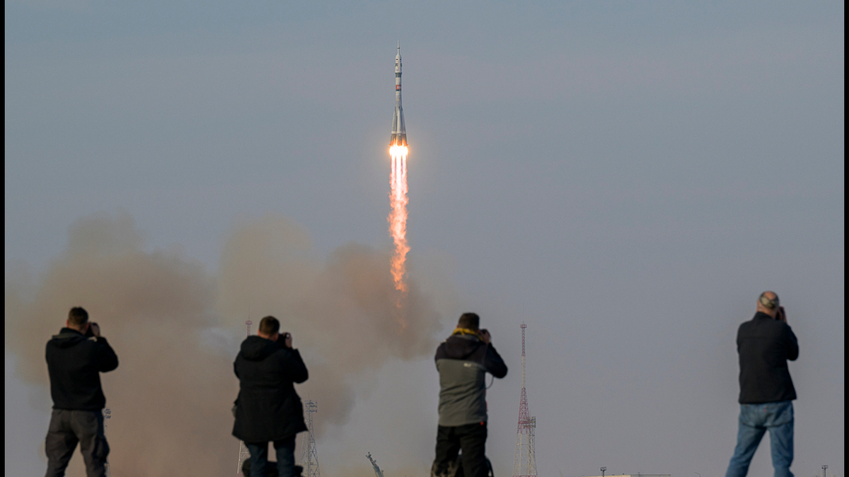 SpidersWebPL's tweet card. To miał być rutynowy lot na Międzynarodową Stację Kosmiczną. I w pewnym sensie był, bo załoga bezpiecznie dotarła do celu. Jednak to, co stało się na ziemi chwilę po starcie rakiety Sojuz to katast...