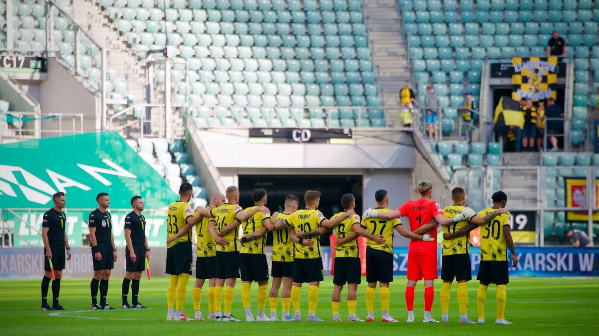 Slasknet's tweet card. Po wyjazdowym remisie z Pogonią Grodzisk Mazowiecki podopieczni Ante Simundzy pozostali na piątym miejscu w ligowej tabeli, a ich strata do pierwszego i drugiego miejsca pozostała bez zmian. W...