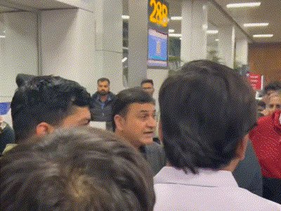 Divya_Bhaskar's tweet card. એક મહિનામાં બીજી વાર દિલ્હી-અમદાવાદ...