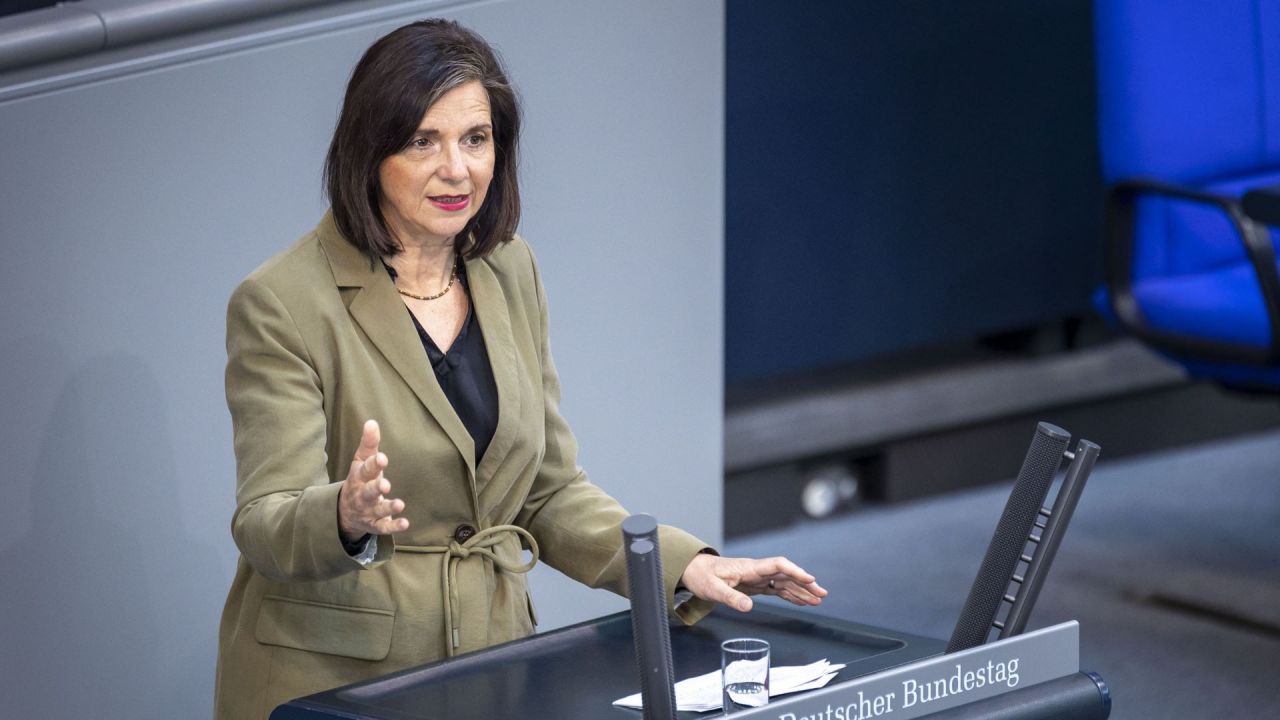 DuezenTekkal's tweet card. Zwischenfall nach einer Grünen-Veranstaltung im Oderbruch: Eine Dreiviertelstunde lang sollen Demonstrierende das Auto der Bundestagsvizepräsidentin Göring-Eckardt blockiert haben. Die Polizei...