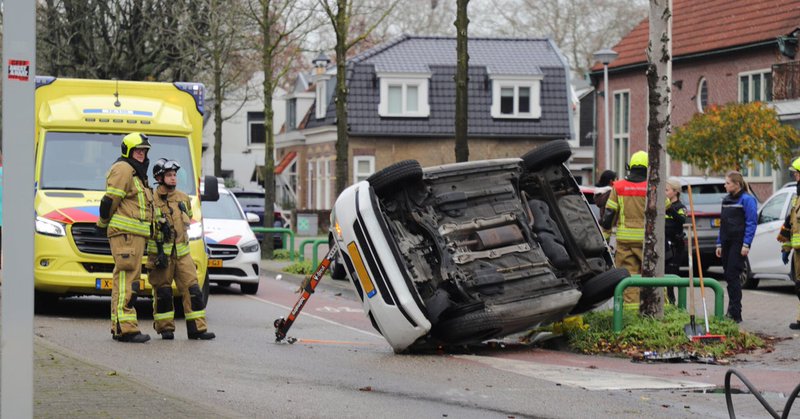 Auto gekanteld na botsing met boom in Sliedrecht