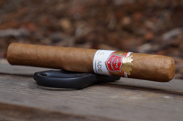 DevelopPalates's tweet card. The Hoyo de Monterrey Shade Toro had an average flavor profile throughout, focused around the toasted cedar and earth. The random popcorn note was nice, but never played enough of a role to enhance...